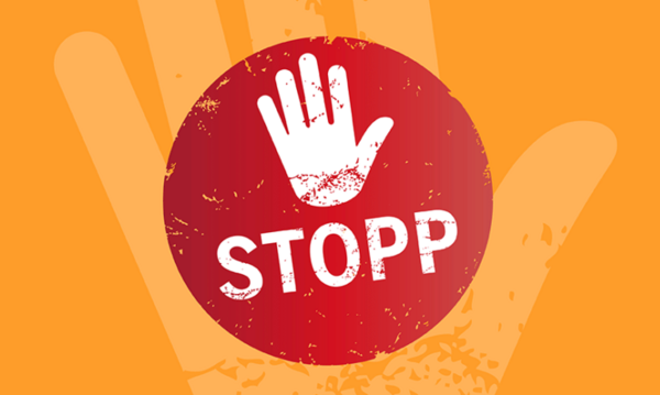 Eine Hand ist zur Abwehr erhoben, darunter steht Stopp